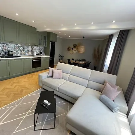 Center Luxury * וארנה